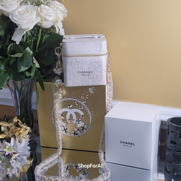 Chanel - Picture 3 of 16